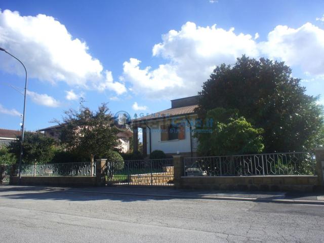 Case e ville in vendita di 410 m² in Via Camillia