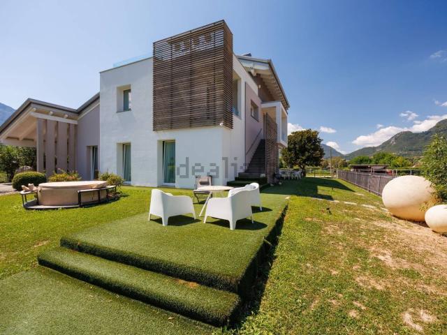 Case e ville in vendita di 410 m² in Via Baiguini