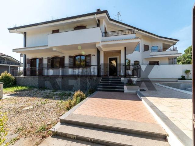 Case e ville in vendita di 410 m² in Via Giovanni Pascoli, 19