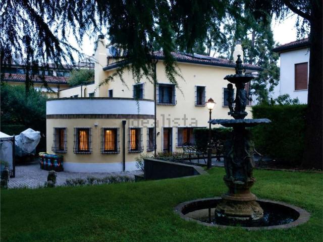 Case e ville in vendita di 410 m² in Via dei Mille, 12