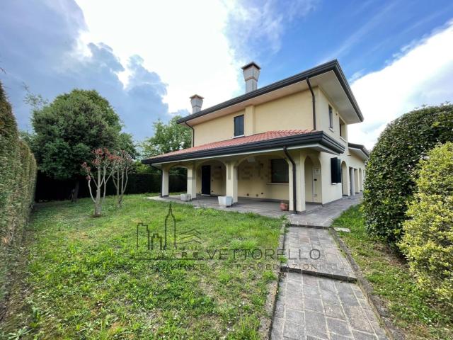 Case e ville in vendita di 410 m² in Via Elvira Favier, 14