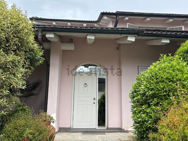 Case e ville in vendita di 410 m² in Via F. Petrarca, 15