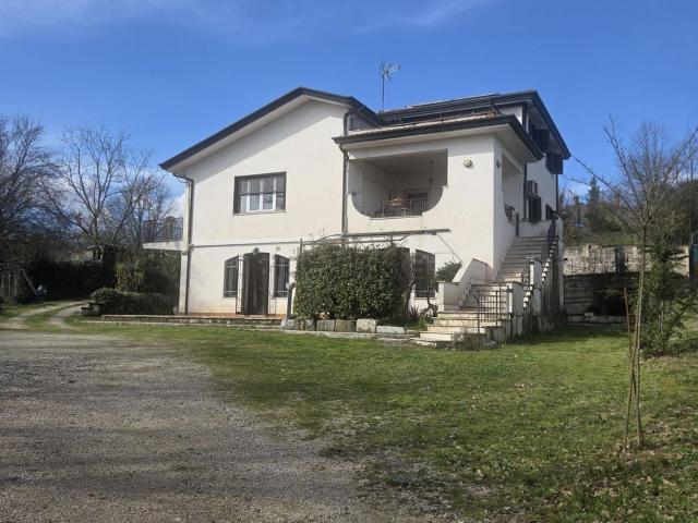 Case e ville in vendita di 410 m² in Via San Francesco D&apos Assisi