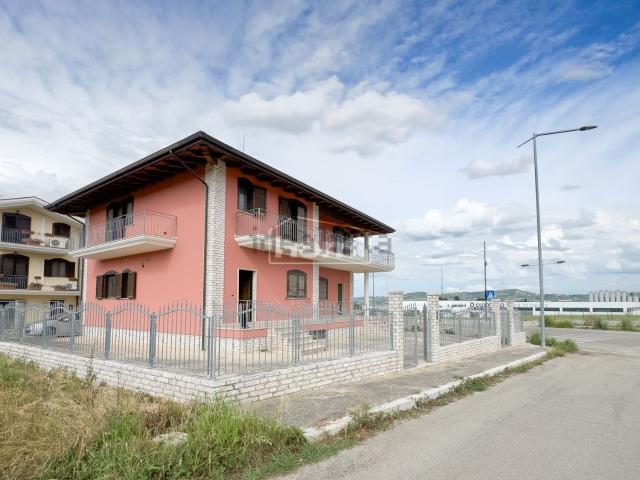 Case e ville in vendita di 410 m² in Via San Vincenzo, 280