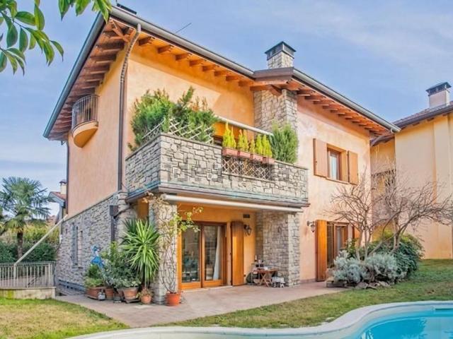 Case e ville in vendita di 410 m² in Via Pizzo di Coca