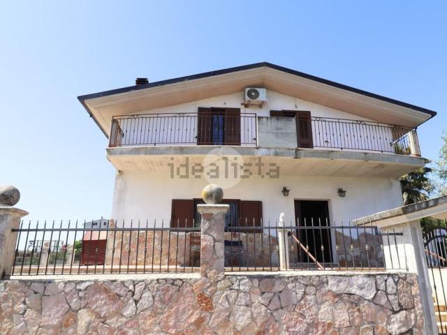 Case e ville in vendita di 410 m² in Via Roberto Nasuti, 24