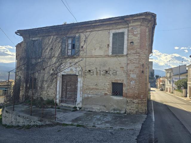 Case e ville in vendita di 410 m² in Via Roma, 45