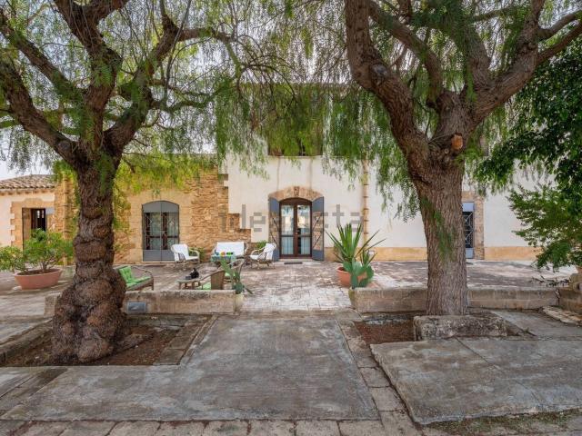 Case e ville in vendita di 410 m² in Strada Provinciale 81