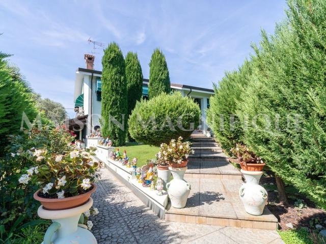 Case e ville in vendita di 413 m² in Via Viazza