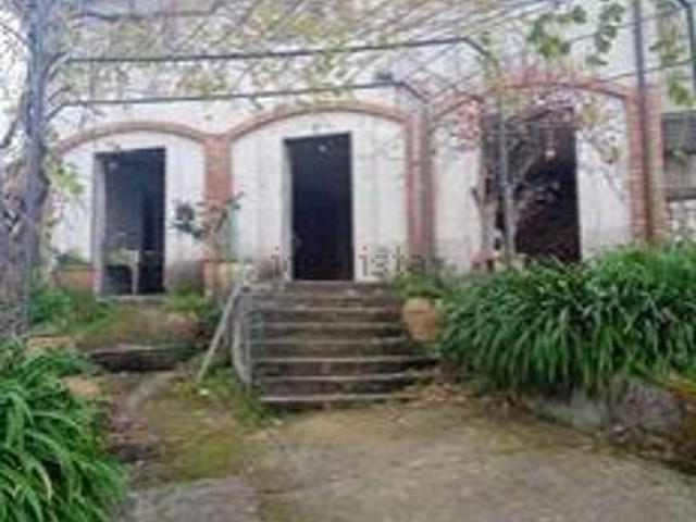 Case e ville in vendita di 414 m² in Via G. Medici