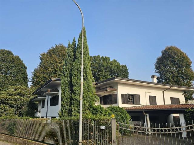Case e ville in vendita di 414 m² in Via Monviso, 5