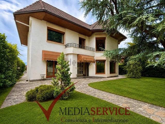 Case e ville in vendita di 414 m² in Via Martiri della Libertà, 11
