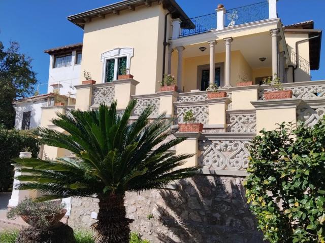 Case e ville in vendita di 415 m² in Via Catena, 24