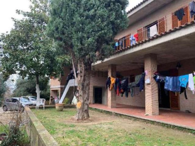 Case e ville in vendita di 415 m² in Via F. Turati