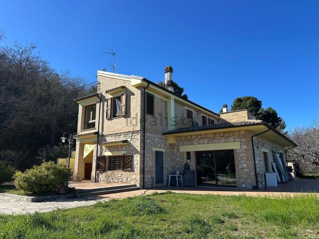 Case e ville in vendita di 415 m² in Contrada Codara, 3