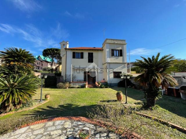 Case e ville in vendita di 416 m² in Via Giuseppe Verdi