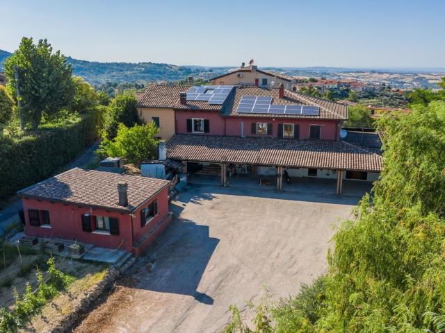Case e ville in vendita di 417 m² in Via Montececcolino
