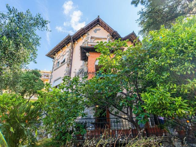 Case e ville in vendita di 418 m² in Via Duca degli Abruzzi, 77