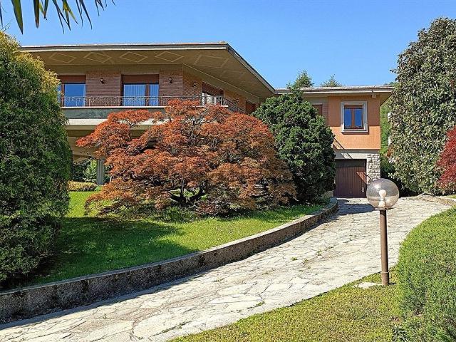 Case e ville in vendita di 418 m² in Via Spluga, 32