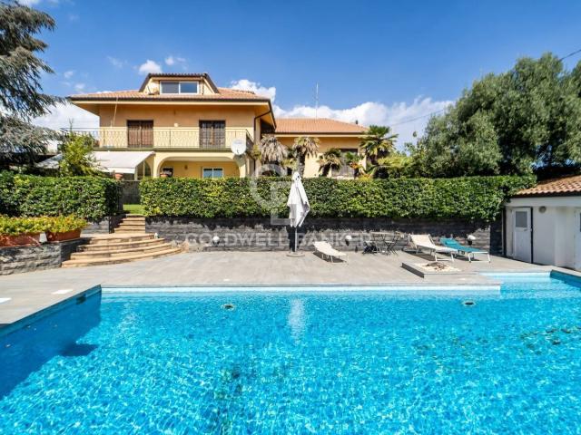Case e ville in vendita di 419 m² in Via Giacomo Leopardi, 28