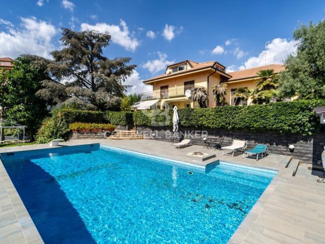 Case e ville in vendita di 419 m² in Via Giacomo Leopardi, 28
