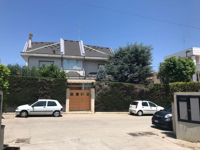 Case e ville in vendita di 419 m² in Via Peucetia