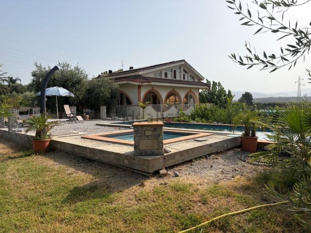 Case e ville in vendita di 4200 m² in Contrada Sulleria