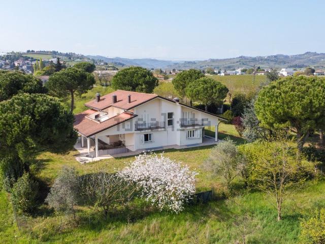 Case e ville in vendita di 420 m² in Via Case Missiroli, 600
