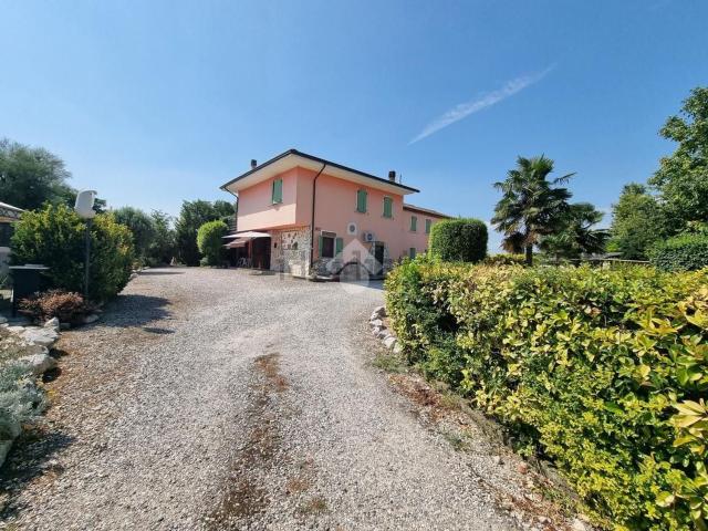 Case e ville in vendita di 420 m² in Via Cisa, 95
