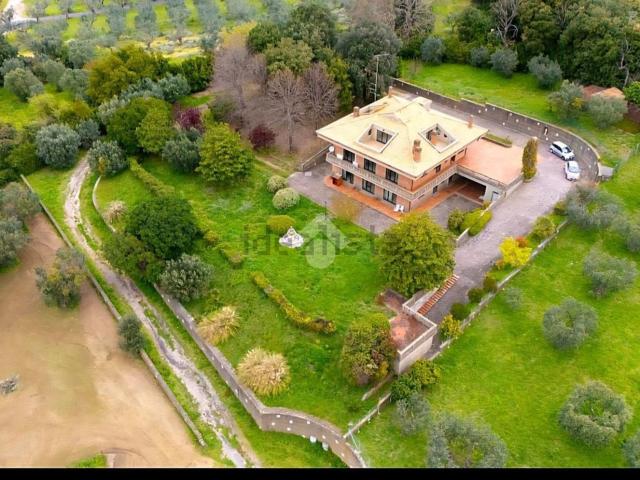 Case e ville in vendita di 420 m² in Via Appia Nuova, 38