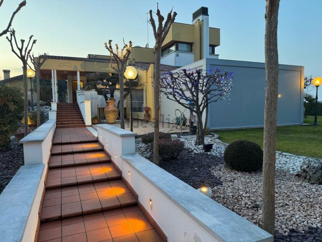 Case e ville in vendita di 420 m² in Via Gemona