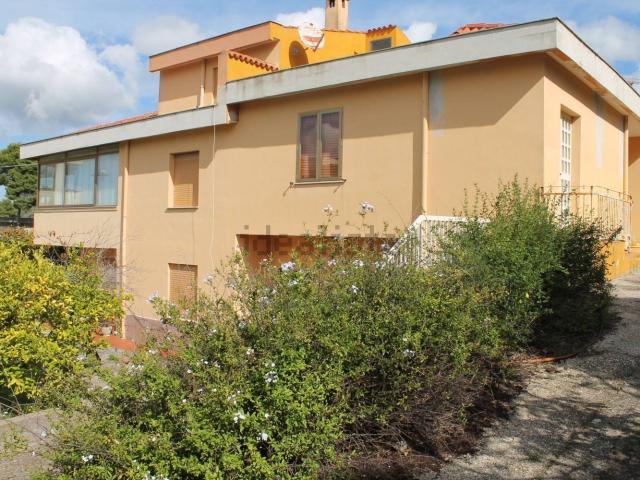 Case e ville in vendita di 420 m² in Via Gianmaria Volontè, 6