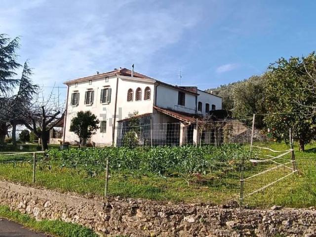 Case e ville in vendita di 420 m² in Via Giovanni Ninni