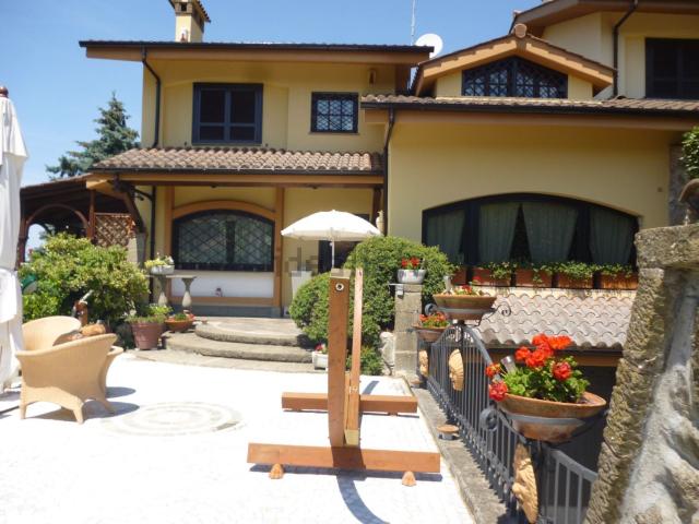 Case e ville in vendita di 420 m² in Via dei Castagni