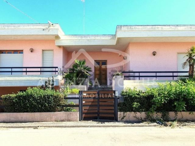 Case e ville in vendita di 420 m² in Via Emilia, 32