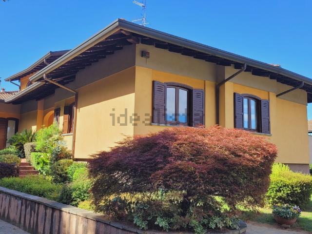 Case e ville in vendita di 420 m² in Via Fratelli Bandiera