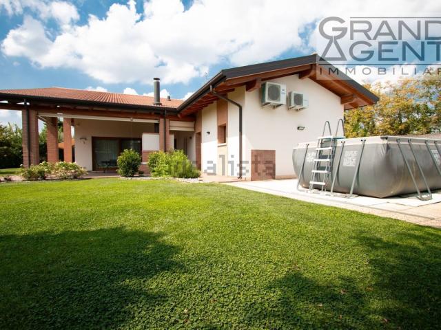 Case e ville in vendita di 420 m² in Via Olmetto