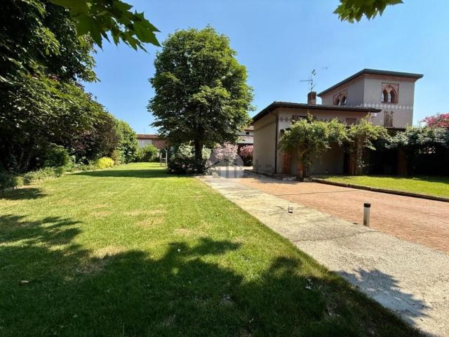 Case e ville in vendita di 420 m² in Via Luzzago, 15