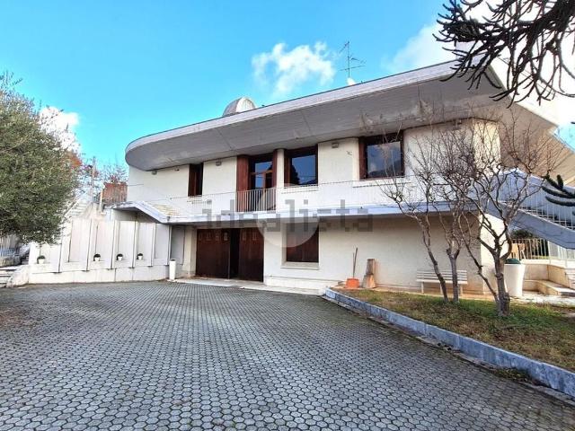 Case e ville in vendita di 420 m² in Via Maritani, 59