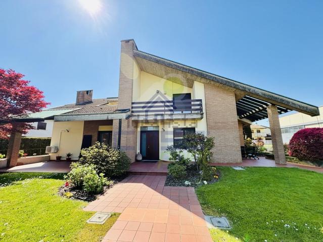 Case e ville in vendita di 420 m² in Via Martiri della Libertà, 19