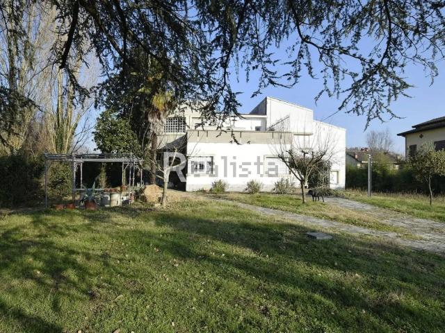 Case e ville in vendita di 420 m² in Via Milano