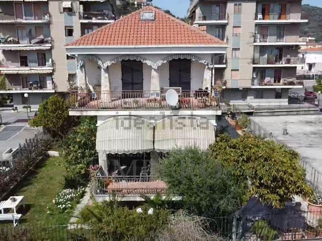 Case e ville in vendita di 420 m² in Via Nervia, 46