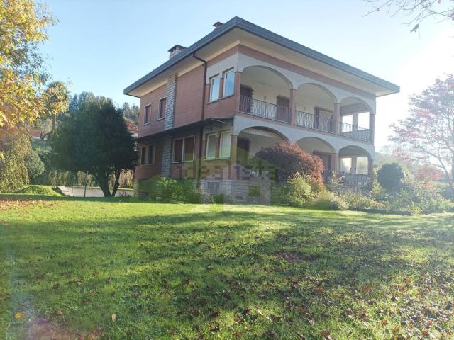Case e ville in vendita di 420 m² in Via San Loss, 1