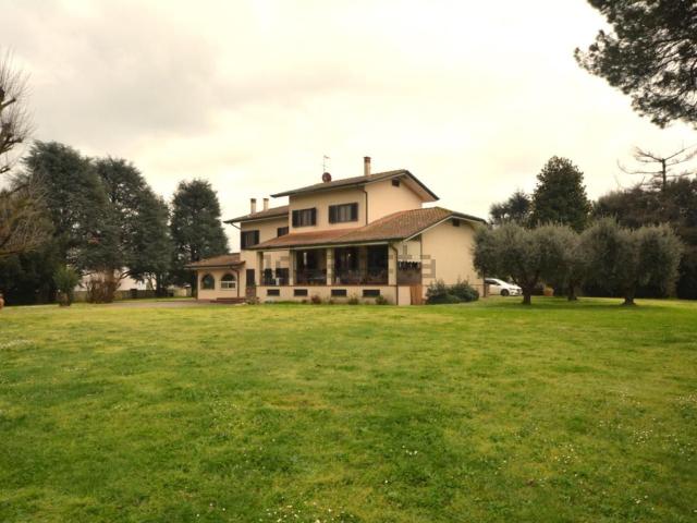 Case e ville in vendita di 420 m² in Via Pesciatina, 1853