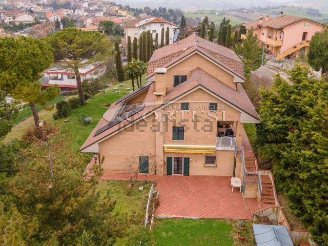 Case e ville in vendita di 420 m² in Via Ugo Foscolo, 12
