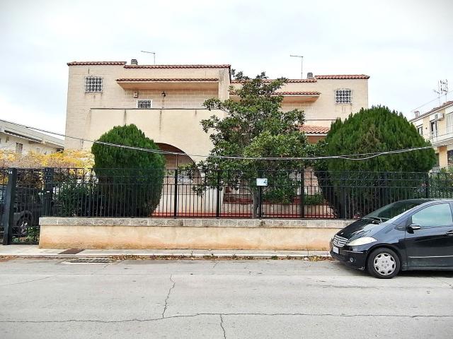 Case e ville in vendita di 420 m² in Viale Cardinale B. della Cueva, 44