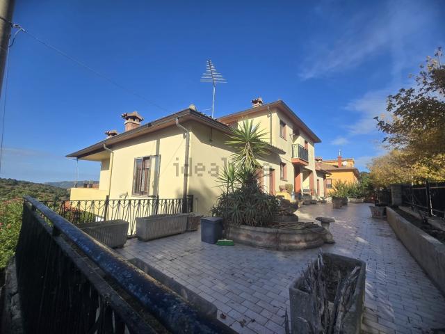 Case e ville in vendita di 420 m² in Viale Kennedy, 11