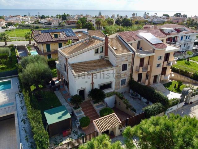 Case e ville in vendita di 421 m² in Via Dottor Giuseppe Riscica, 15