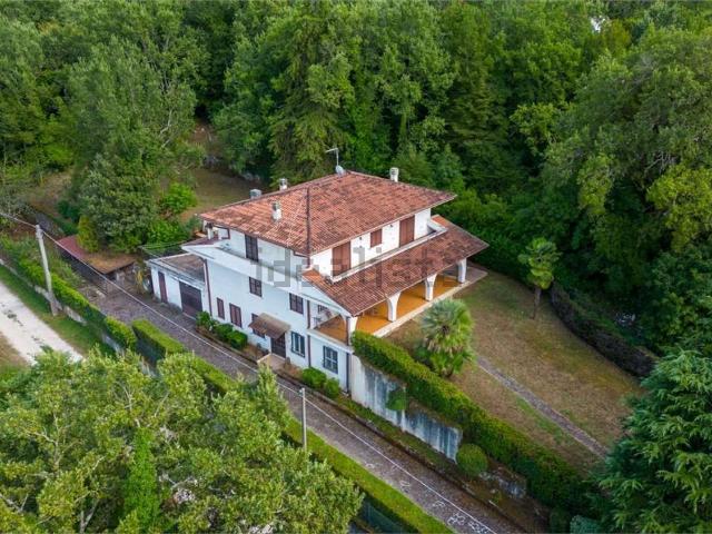 Case e ville in vendita di 421 m² in Via Valle Giordana