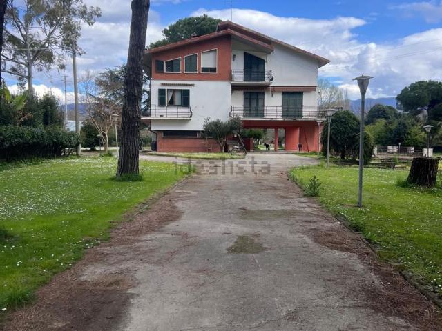 Case e ville in vendita di 422 m² in Via Ameglia